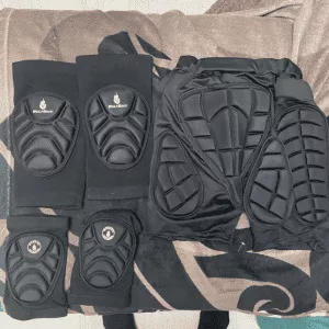 Mottatt Snowboarding Impact Padded Shorts og knæbeskyttelse fra kunde L**a.